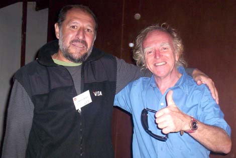 Luis María González, director del Teatro de la UTN Concordia, junto a Miguel Cantilo, confirmando su presencia el 29 de noviembre en Concordia.