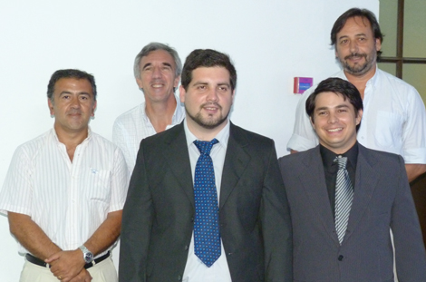Los egresados Horacio Pesso e Ignacio Silva, junto a los ingenieros Avid, Larenze y Blanc.